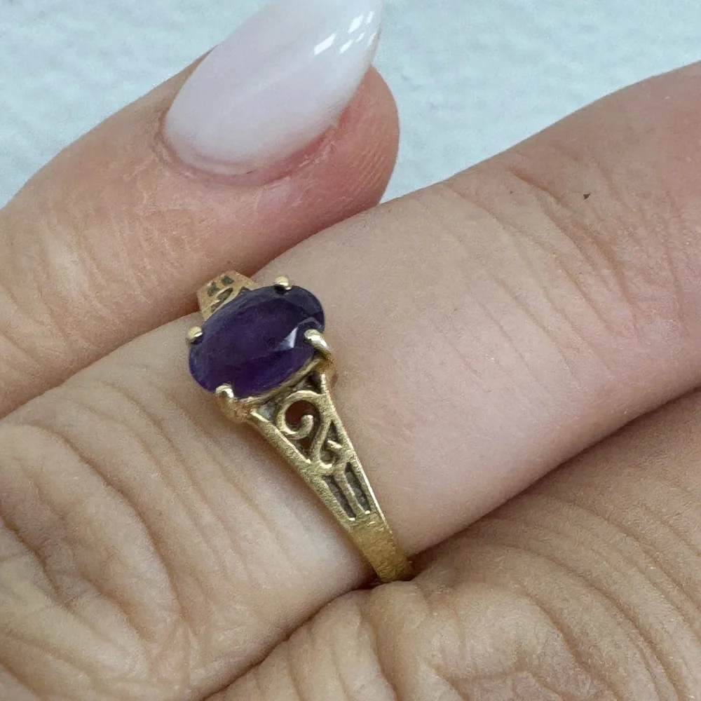 14K yellow gold and amethyst estate sale find filigree dainty size 4.5 ring 1.5g